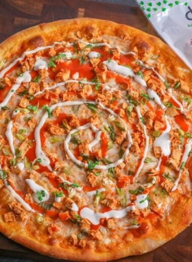 vegan buffalo chicken pizza