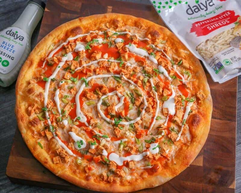 vegan buffalo chicken pizza