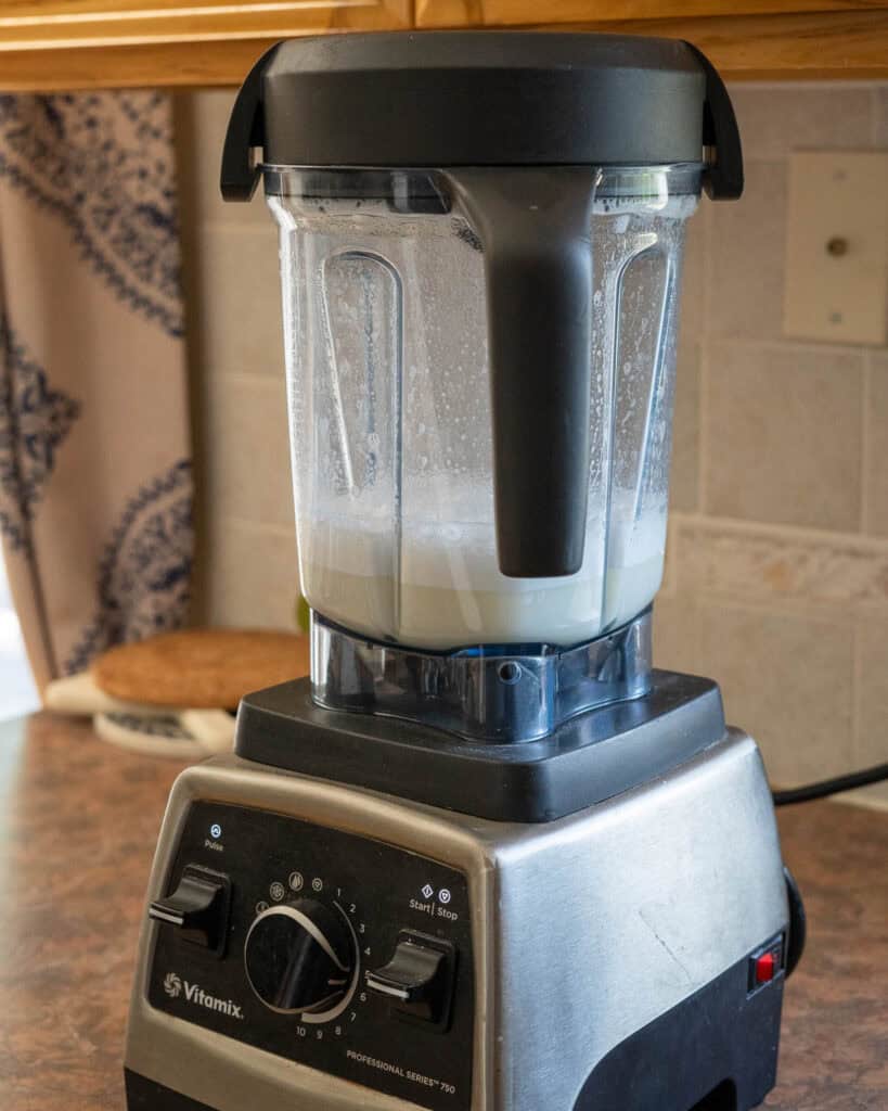 Rinsing out the blender with extra water to get every last bit of soybean pulp