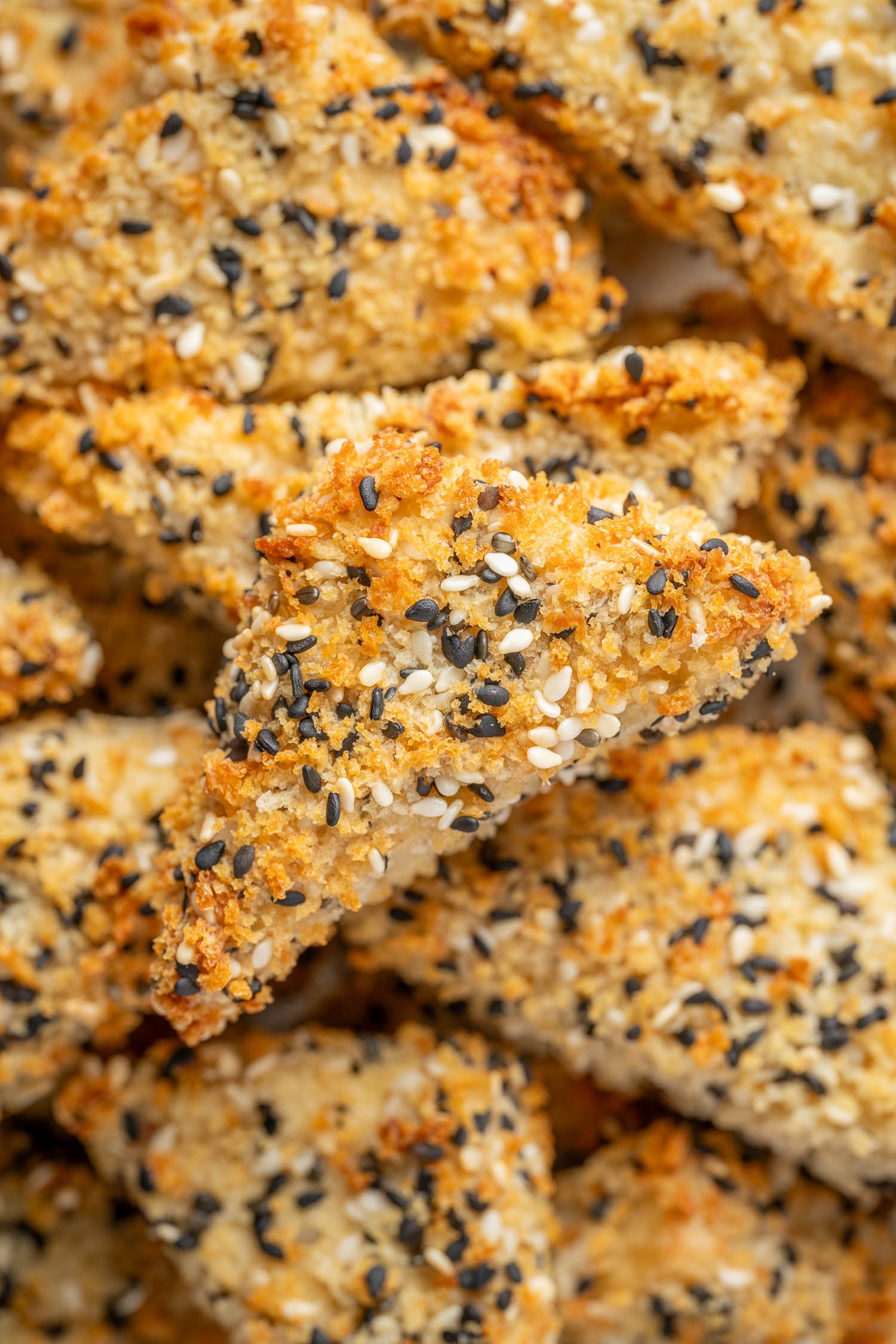 closeup up sesame crusted tofu