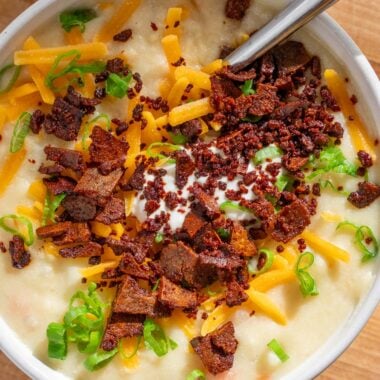 bowl of vegan loaded baked potato soup